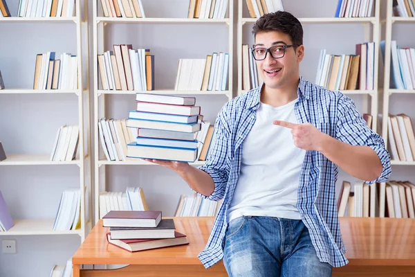 Student tânăr cu cărți care se pregătește pentru examene — Fotografie, imagine de stoc
