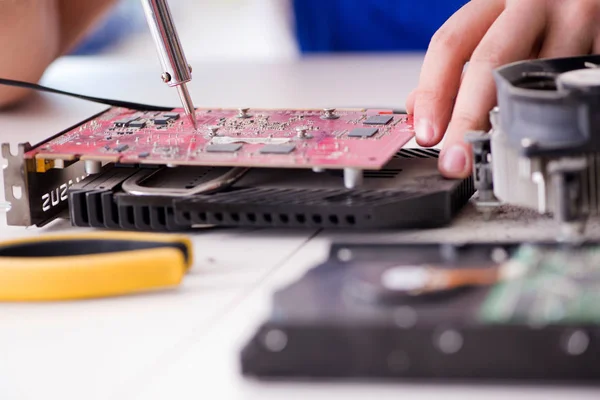 Reparador de computadoras reparando computadora de escritorio —  Fotos de Stock