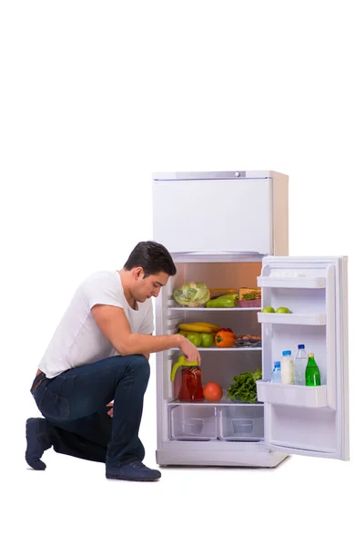 Uomo vicino al frigo pieno di cibo — Foto Stock