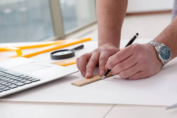 Männlicher Ingenieur arbeitet an Zeichnungen und Bauplänen — Stockfoto