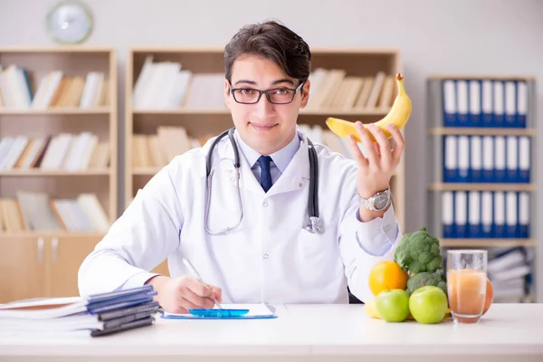 Científico estudiando nutrición en varios alimentos —  Fotos de Stock