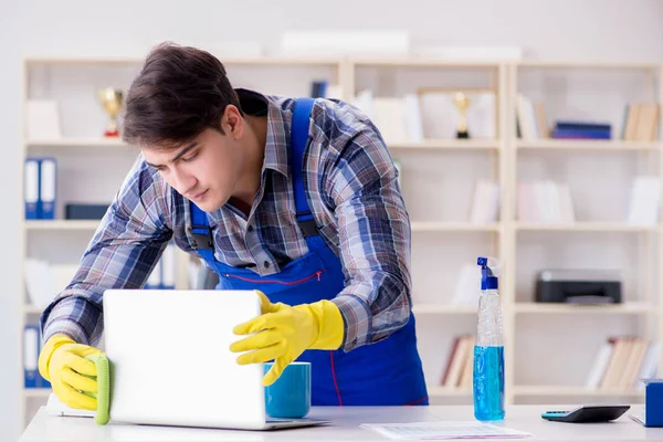 Ofiste çalışan erkek temizlikçi.