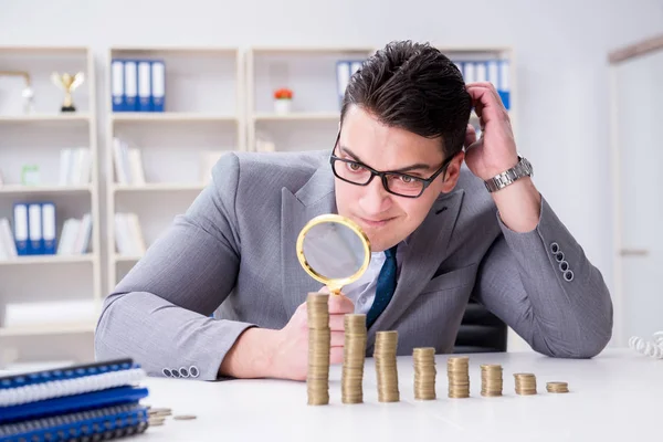 Empresario con monedas de oro en concepto de crecimiento empresarial —  Fotos de Stock