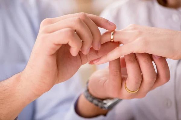 Familia joven en el concepto de divorcio matrimonial —  Fotos de Stock