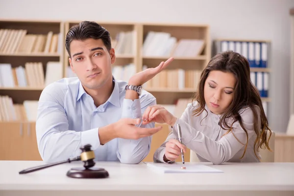 Familia joven en el concepto de divorcio matrimonial — Foto de Stock