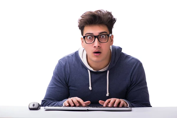 Engraçado nerd homem trabalhando no computador isolado no branco — Fotografia de Stock