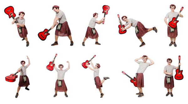 Scotsman tocando la guitarra aislada en blanco —  Fotos de Stock