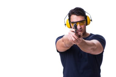 Beyazlara izole edilmiş bir şekilde silahtan spor atışı yapan adam.