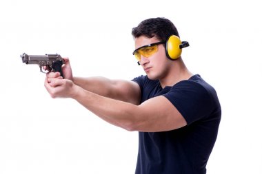 Beyazlara izole edilmiş bir şekilde silahtan spor atışı yapan adam.