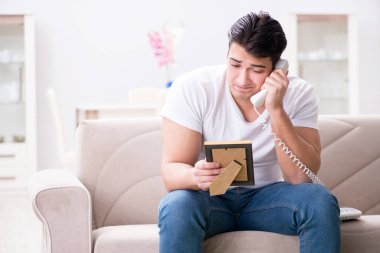 Üzgün Aziz Sevgililer Günü konsepti içinde genç bir adam