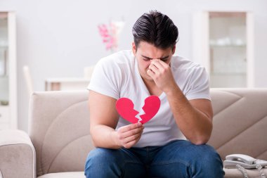 Üzgün Aziz Sevgililer Günü konsepti içinde genç bir adam