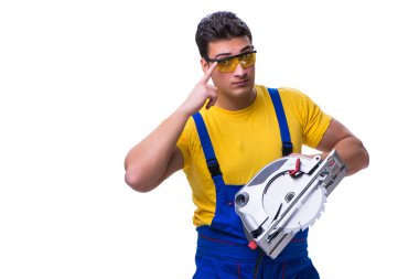 Daire üzerinde beyaz izole testere ile tulum giyen marangoz