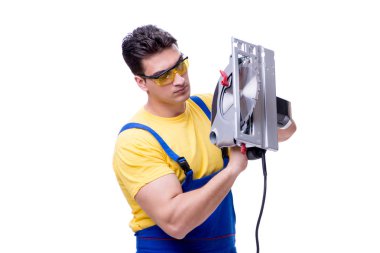 Daire üzerinde beyaz izole testere ile tulum giyen marangoz