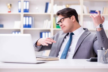 İşadamı Office Sanal gitar çalmak
