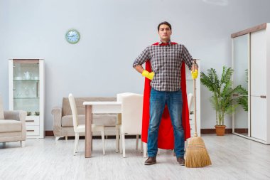 Süper kahraman temizleyicisi evde çalışıyor.