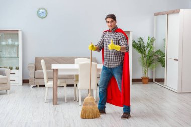 Süper kahraman temizleyicisi evde çalışıyor.