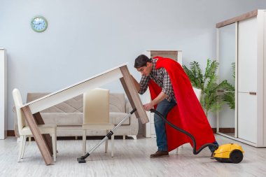 Süper kahraman temizleyicisi evde çalışıyor.