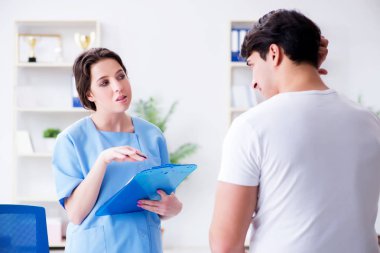 Tıbbi konsept olarak kadın doktoru ziyaret eden adam