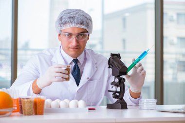 Besin uzmanı gıda ürünlerini laboratuarda test ediyor.