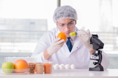 Besin uzmanı gıda ürünlerini laboratuarda test ediyor.