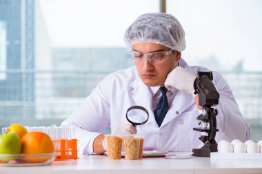 Besin uzmanı gıda ürünlerini laboratuarda test ediyor.