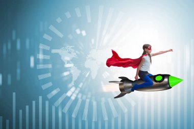 Süper kahraman kavramında küçük bir kız roket uçuruyor.