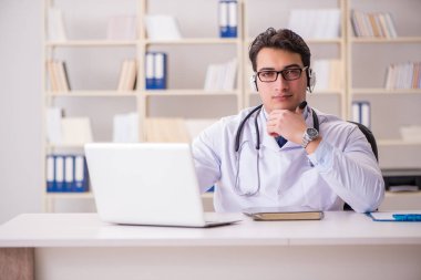 Tıp alanında genç bir doktor.