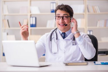 Tıp alanında genç bir doktor.