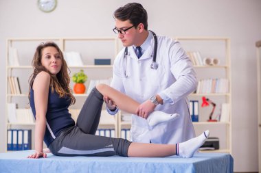 Erkek doktor spor sakatlığıyla ilgileniyor.