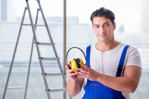 Worker with noise cancelling headphones — Stock Photo, Image