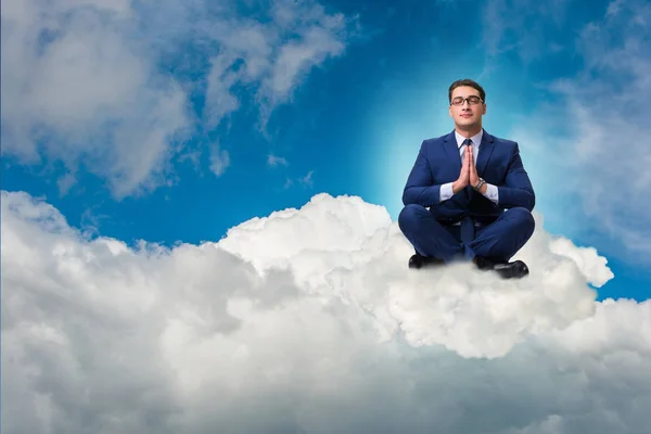 Geschäftsmann meditiert am Himmel — Stockfoto
