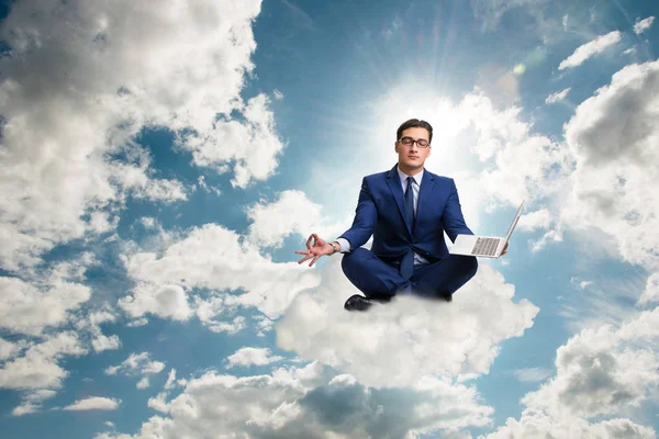 Biznesmen działa na laptopie w niebo — Zdjęcie stockowe