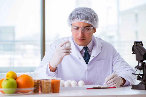 Expertos en nutrición prueban productos alimenticios en laboratorio —  Fotos de Stock