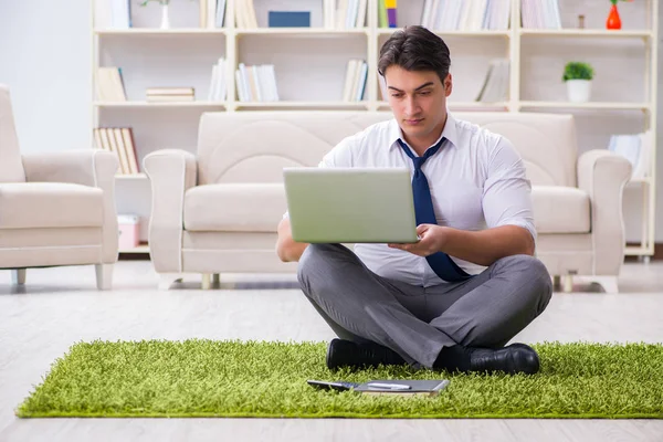 Homme d'affaires assis sur le sol dans le bureau — Photo