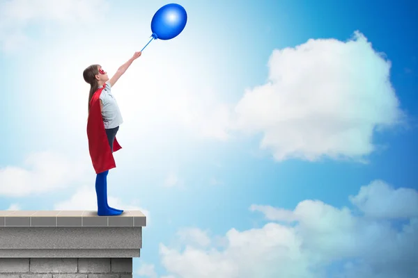 Супергерой дитина тримає повітряну кулю — стокове фото