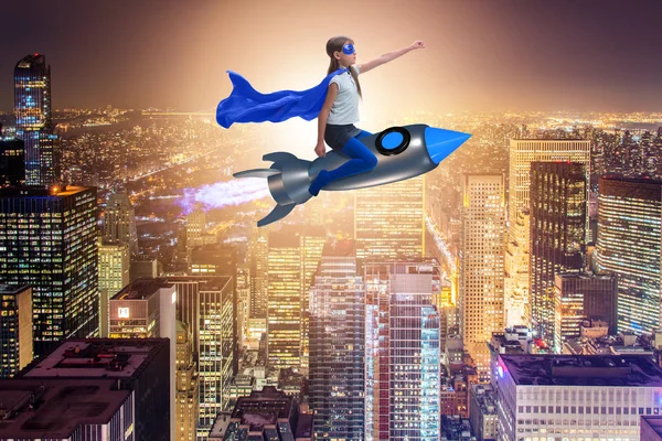 Petite fille volant fusée dans le concept de super-héros — Photo