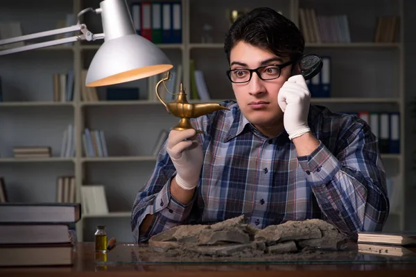 Arqueólogo trabalhando até tarde no escritório — Fotografia de Stock