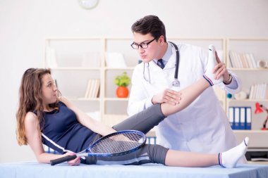 Erkek doktor spor sakatlığıyla ilgileniyor.
