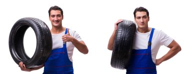 Yakışıklı lastik tamircisi beyazda izole edilmiş.