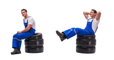 Yakışıklı lastik tamircisi beyazda izole edilmiş.