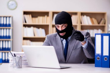 Ofisinde kar maskesi olan suçlu bir işadamı.