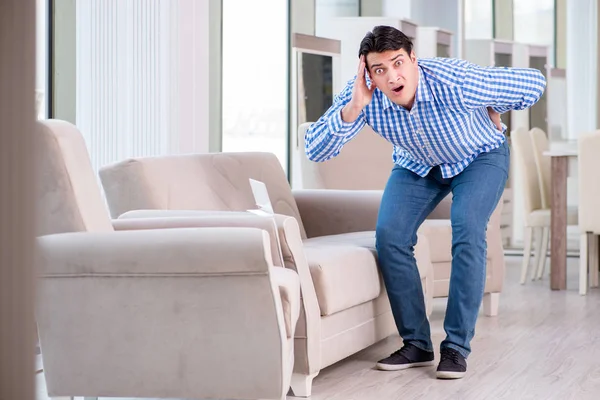 Hombre joven de compras en tienda de muebles — Foto de Stock