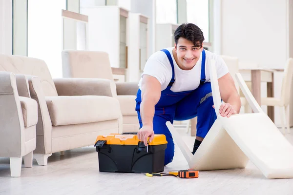 Meubilair reparateur werkt in de winkel — Stockfoto