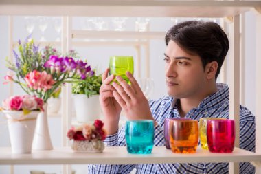 Genç yakışıklı dükkândan alışveriş yapıyor.