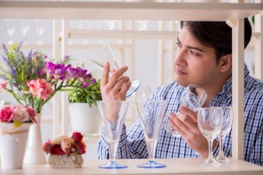 Genç yakışıklı dükkândan alışveriş yapıyor.