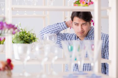 Genç yakışıklı dükkândan alışveriş yapıyor.