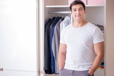 Genç işadamı iş için giyiniyor.