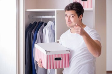 Genç işadamı iş için giyiniyor.