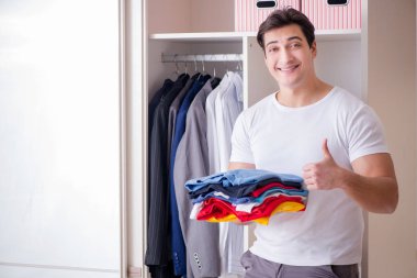 Genç işadamı iş için giyiniyor.