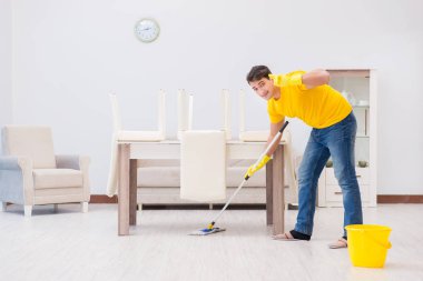 Genç adam evde iş yapıyor.